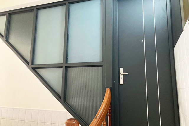 1767957131_Staircase metal-framed glass partition3.jpg